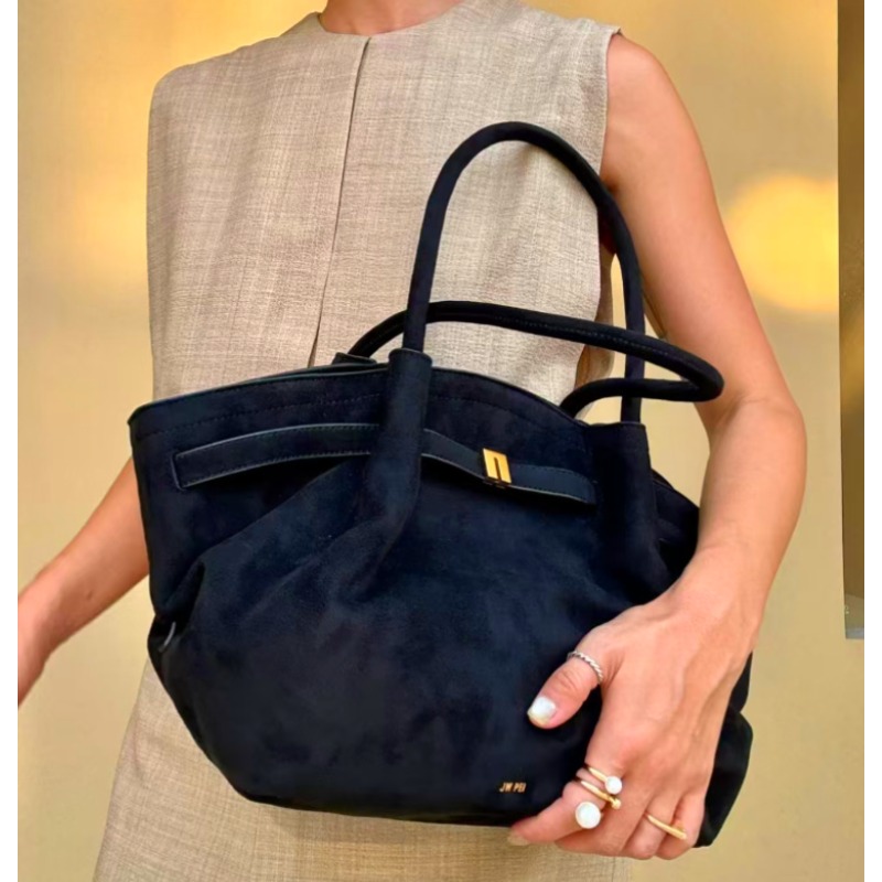 Hana Dumpling-Shaped Large Cap - Women Bags 2026 Trends recension och pris